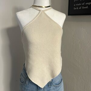 "Elevate your wardrobe with this unique beige triangle-shaped top from Zara.”🧸